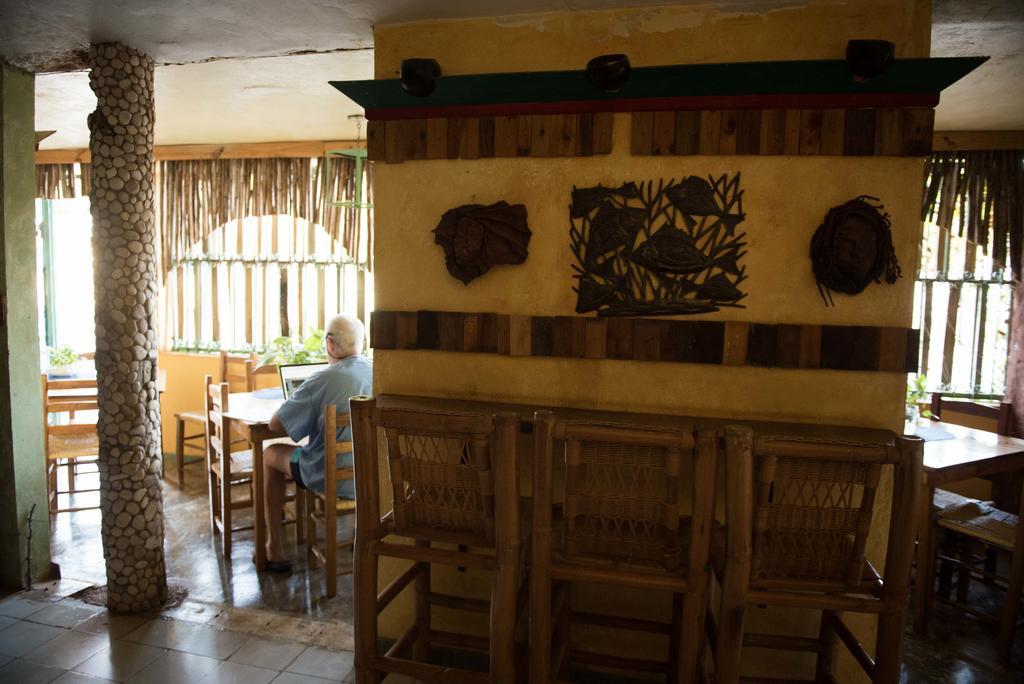 Hostal Dona Chava เปเดร์นาเลส ภายนอก รูปภาพ